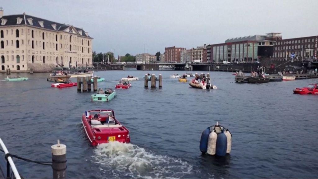 Ámsterdam celebra el último paseo de los coches anfibios por los canales, una tradición desde 1987