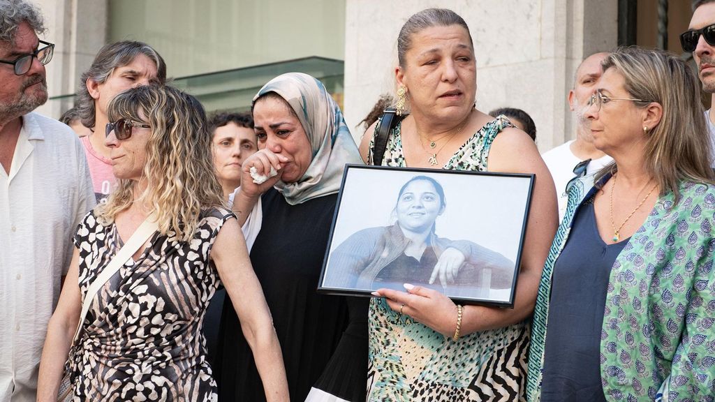 Compañeras y amigas de la fallecida durante el minuto de silencio por los dos muertos en una pelea en el barrio Font de la Pólvora, ante el Ayuntamiento de Girona