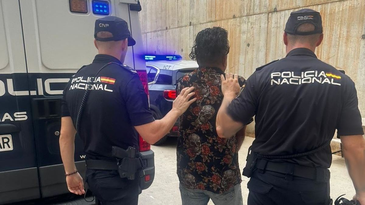 Dos agentes conducen detenido al hombre acusado de agredir a su pareja en una discoteca de Ibiza