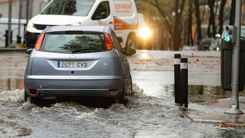 Fuertes lluvias en Madrid: calles inundadas y problemas en estaciones de Metro y Cercanías Renfe