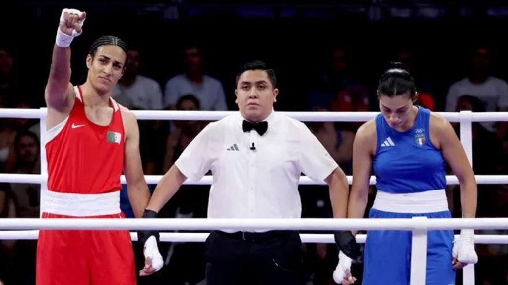 La boxeadora argelina Imane Khelif gana la pelea frente a la italiana Angela Carini que abandonó el combate de los 66 kg