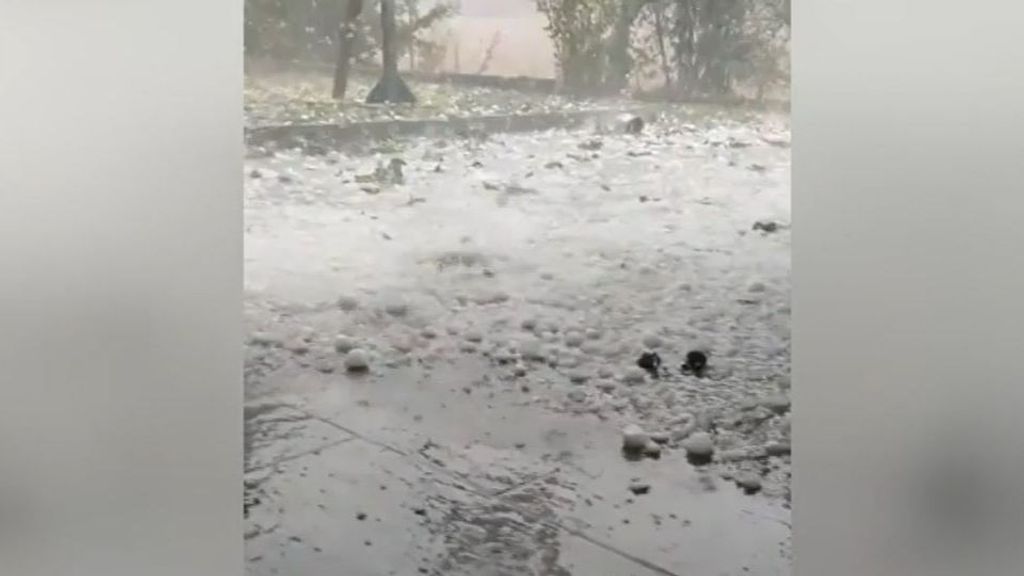 La brutal granizada en Sant Pere de Torelló, en Barcelona: piedras de hasta cuatro centímetros, coches abollados y alerta por los tejados