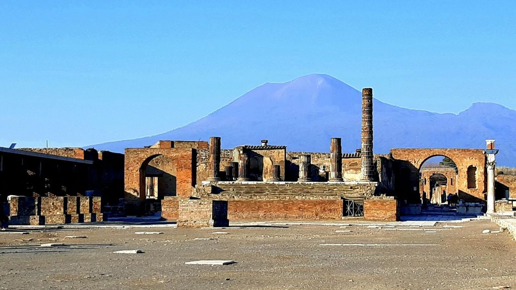 Ruinas de Pompeya y al fondo el volcán Vesubio