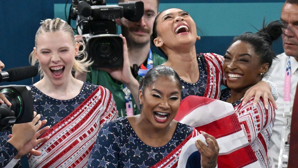 Simone Biles, junto a sus compañeras en París 2024