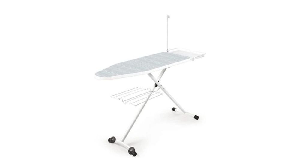 Tabla de planchar con ruedas y estante