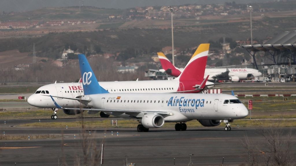 Un avión de Iberia y otro de Air Europa en las pistas del Aeropuerto de Barajas