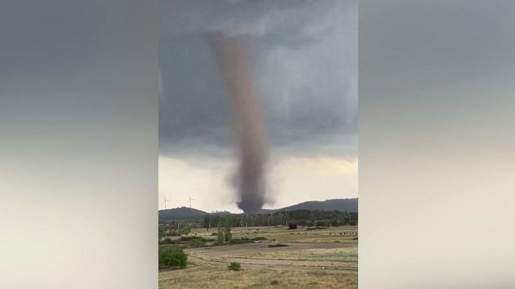 Un gran tornado sorprende a los vecinos de El Toro, en Castellón