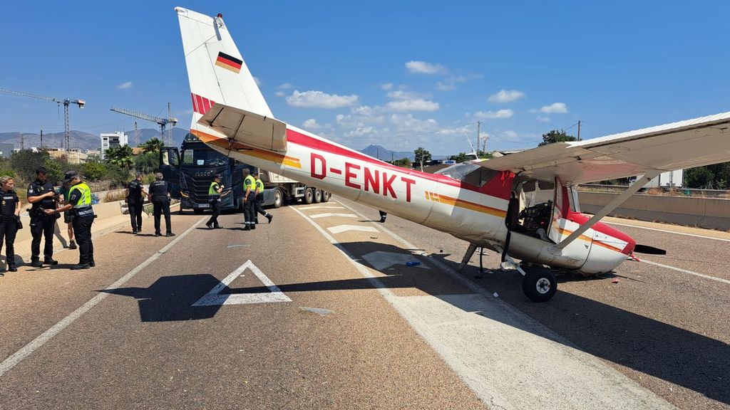 Una avioneta se queda sin combustible e impacta contra un camión en la autovía de Castellón