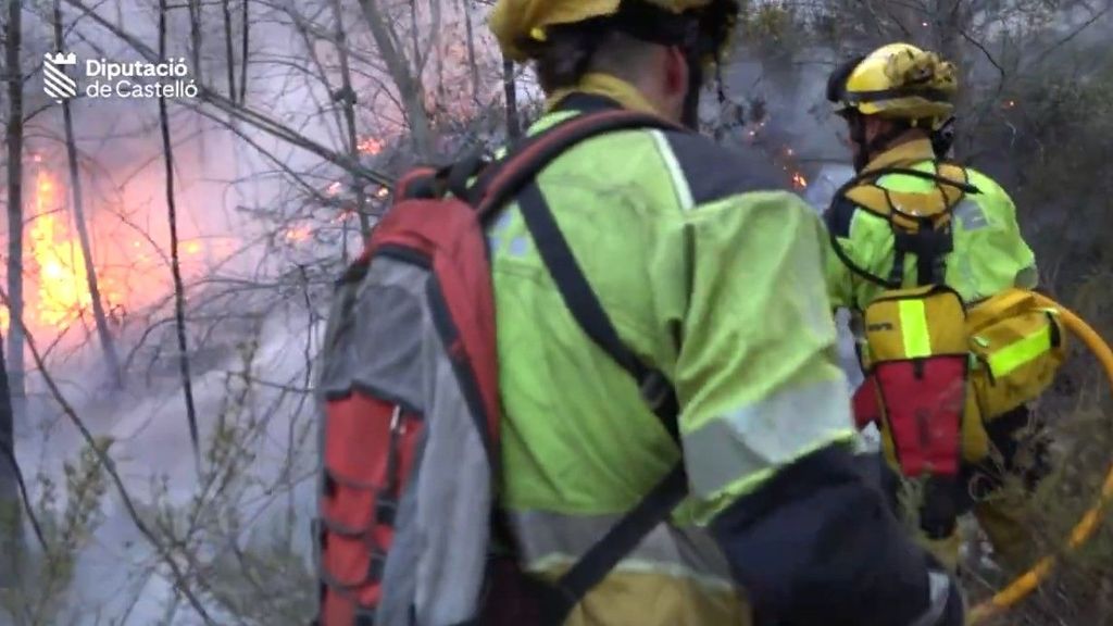 Bomberos trabajando en el incendio de Benicasim