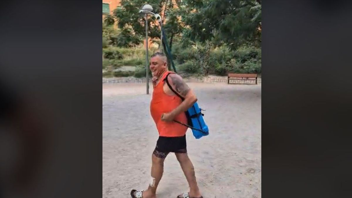 Con la ducha a cuestas, la forma en la que un hombre decide pasar la ola de calor en Vallecas