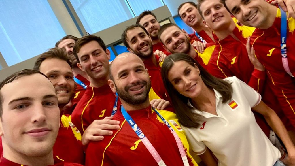 La reina Letizia anima al waterpolo masculino en el partido contra Japón