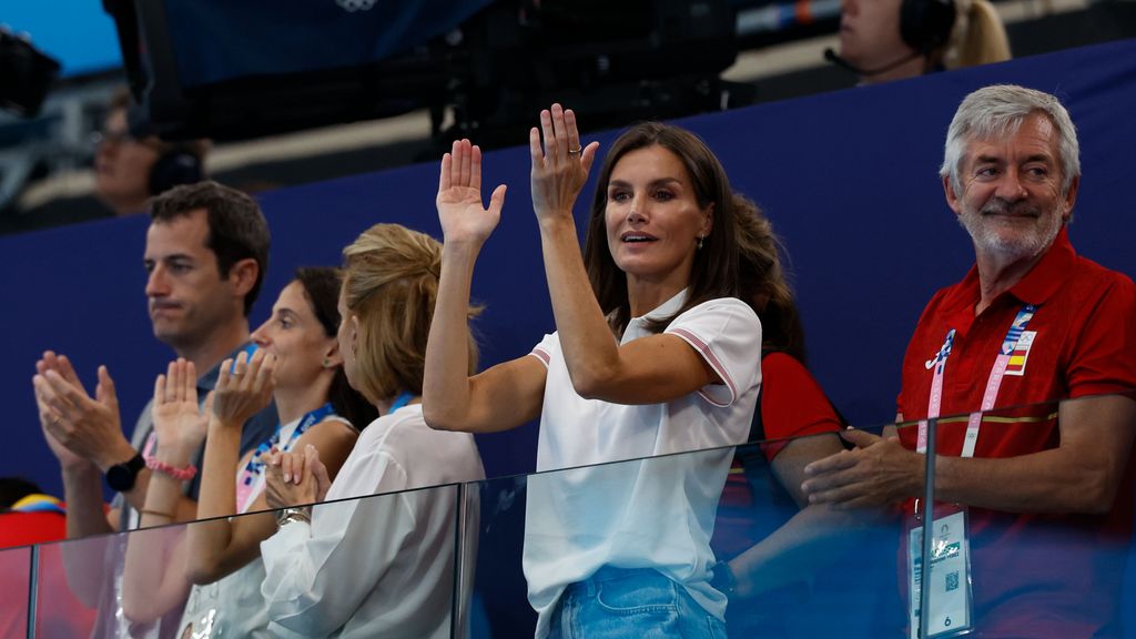 La reina Letizia anima al waterpolo masculino en el partido contra Japón