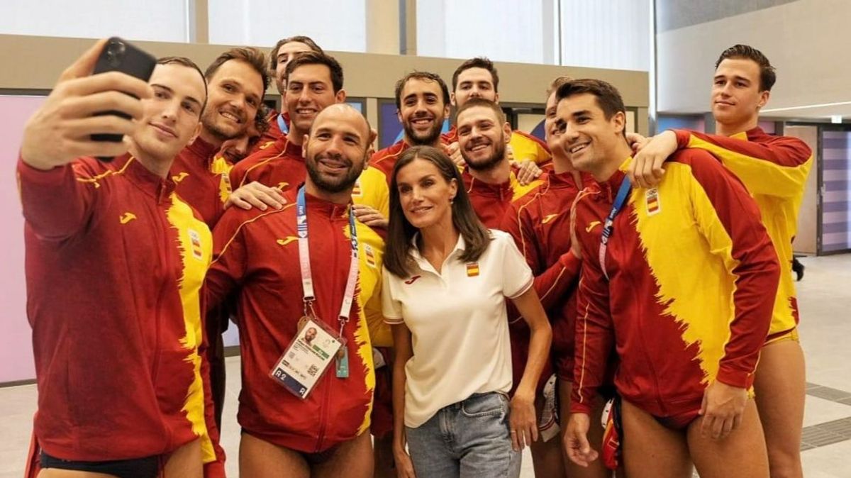 La reina Letizia anima al waterpolo masculino en el partido contra Japón