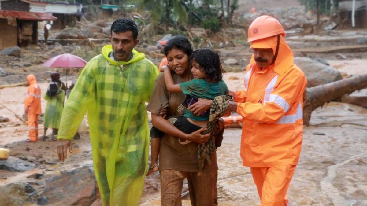 Rescatan a una mujer y su hija después de varios deslizamientos de tierra en Wayanad, en el estado sureño de Kerala.