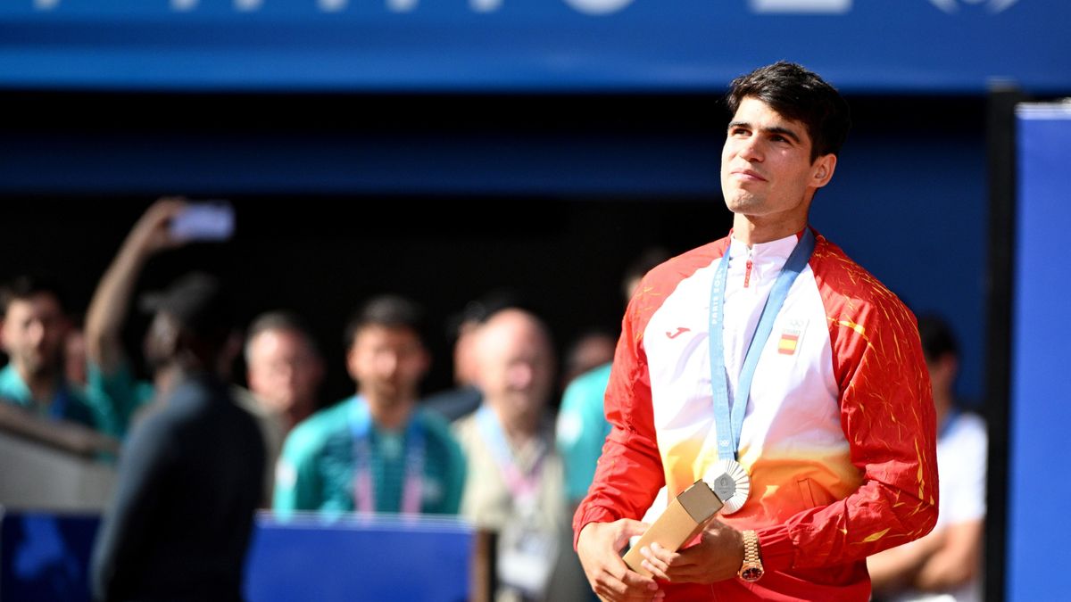 Carlos Alcaraz se tiene que conformar con la plata olímpica al caer ante el serbio Novak Djokovic