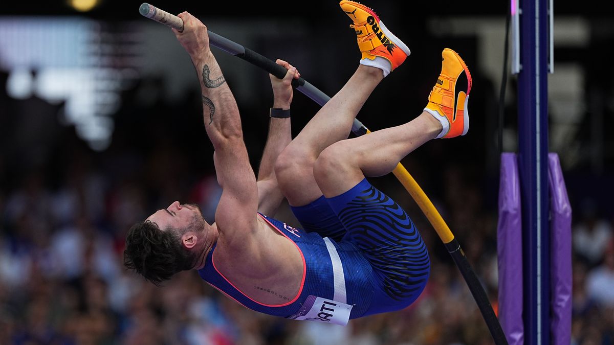 El momento viril y viral del pertiguista francés Anthony Ammirati en París 2024 al quedar eliminado en una prueba