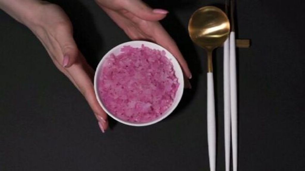 Este arroz rosa creado con las células madre de la carne será un superalimento