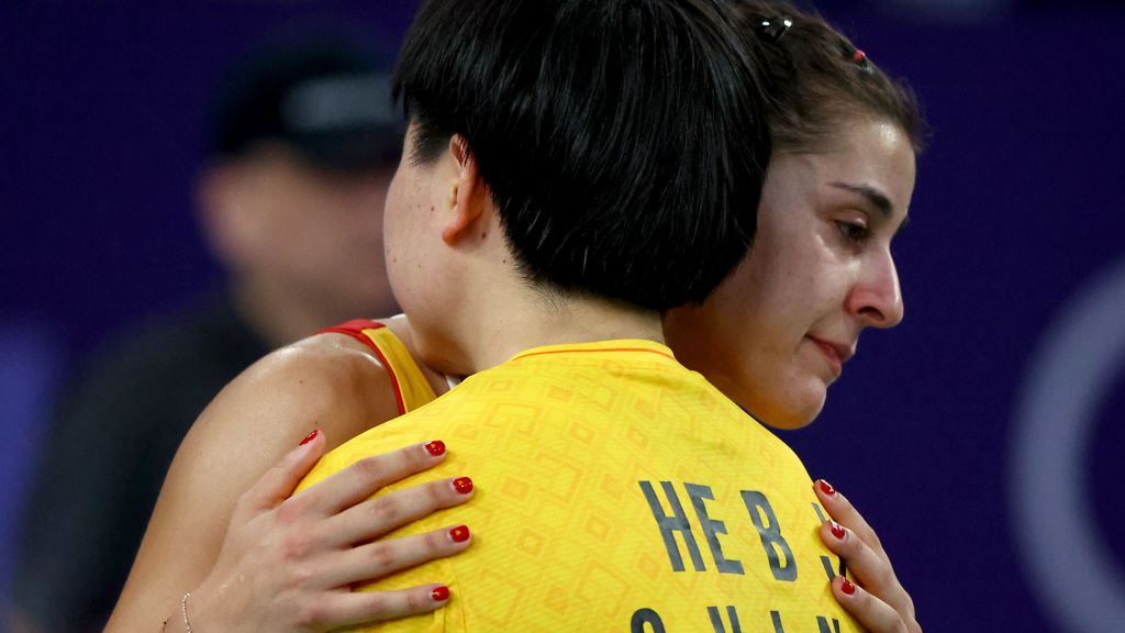 He Bing Jiao, la rival de Carolina Marin, confiesa entre lágrimas el consejo de la española: "Me ha animado ella a mí"