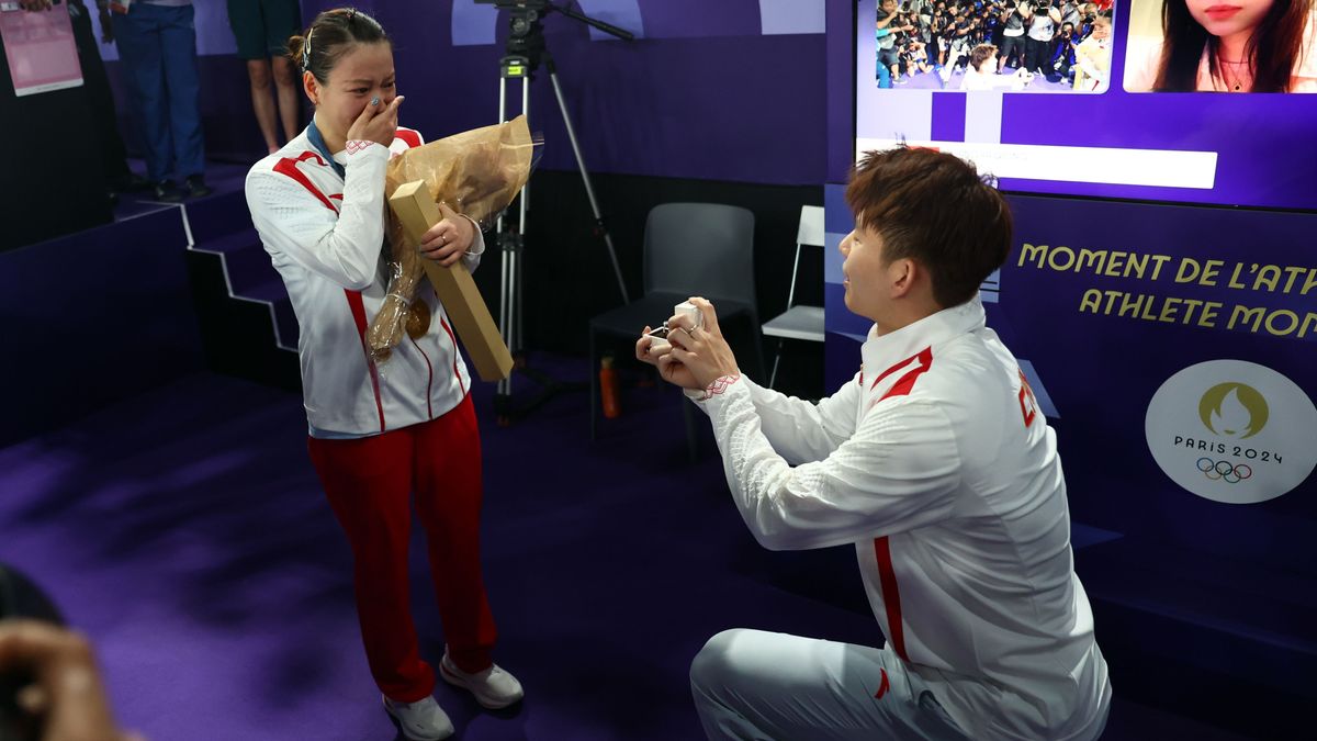 La romántica pedida de mano de un deportista chino a su pareja tras ganar ambos el oro en bádminton