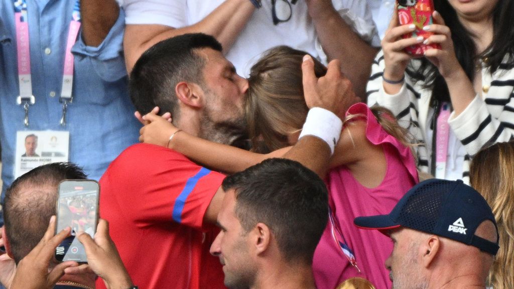 Novak Djokovic celebrando con su hija Tara la medalla de oro en los JJOO 2024