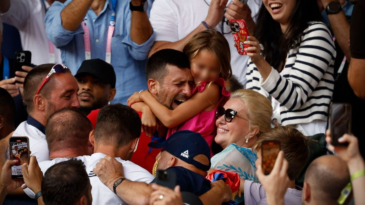 Novak Djokovic celebrando entre lágrimas y con su familia el oro conseguido en los Juegos Olímpicos de París 2024