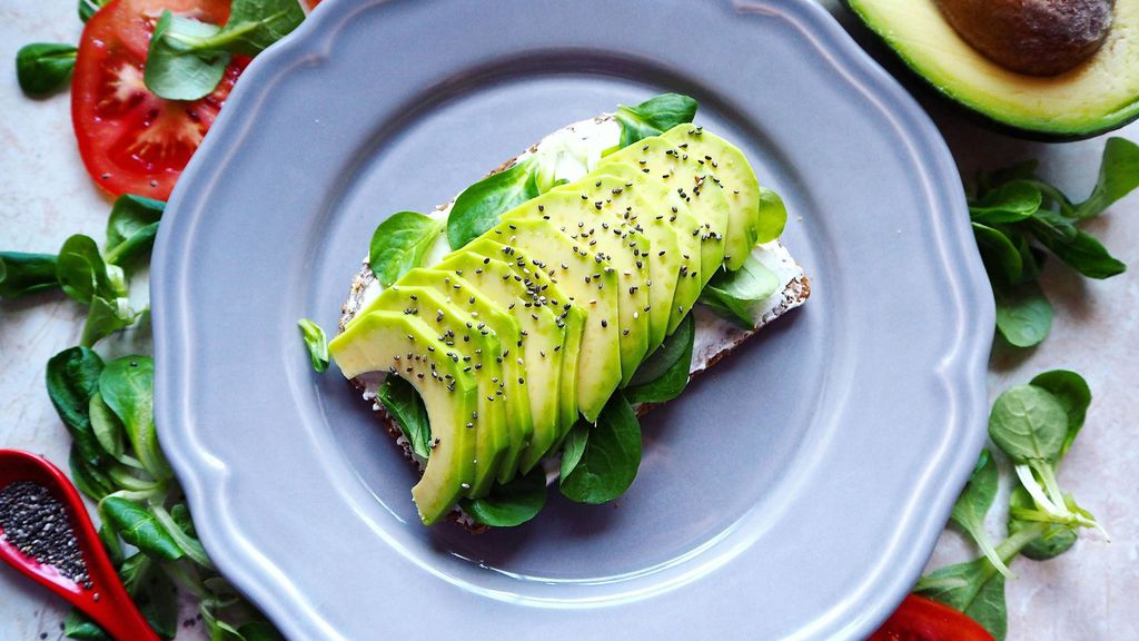 Tostada de pan integral con aguacate. FUENTE: Pexels