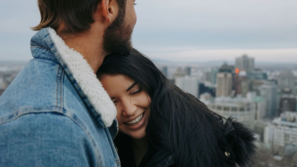 abrazo pareja dependencia emocional unsplash