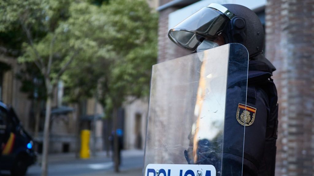 Agente de la Policía Nacional con material antidisturbio que tuvo que ser empleado en el incidente ocurrido en Palma donde vecinos agredieron a un ladrón