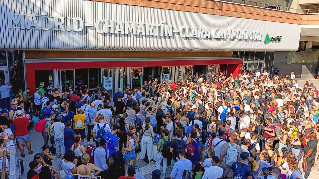 Nuevo caos en Chamartín: rompen la ventana de un vagón y la estación se colapsa