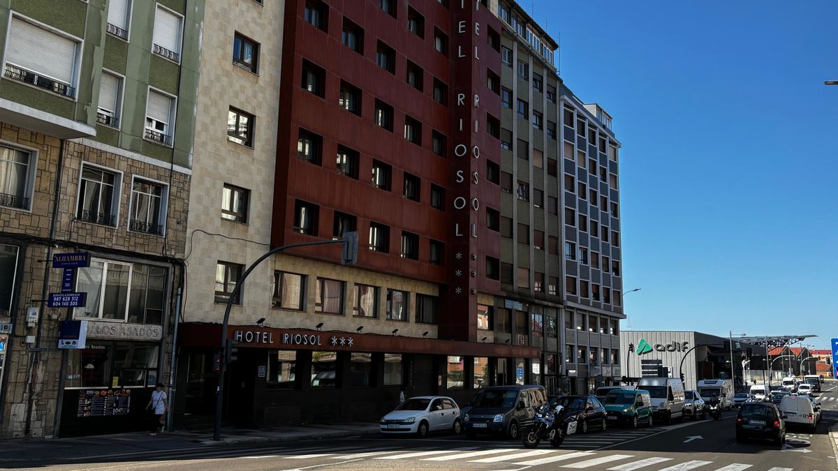 Edifico donde se ha precipitado en León un matrimonio de mediana edad