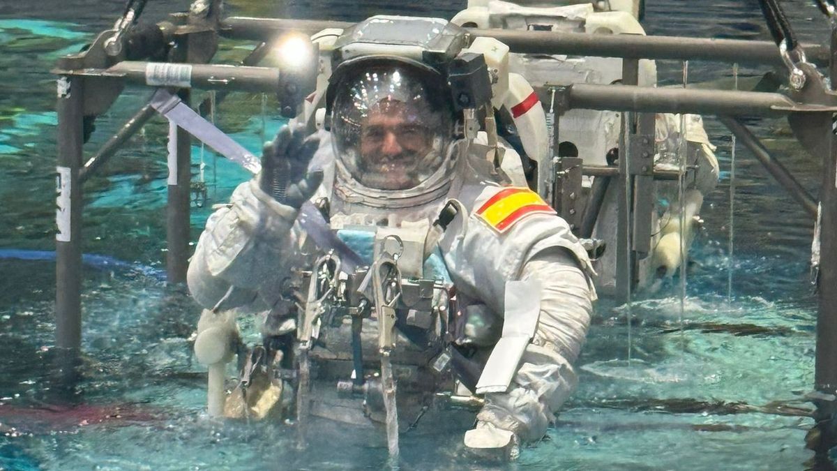 El astronauta español Pablo Álvarez se sumerge por primera vez en el Neutral Buoyancy Lab de la NASA