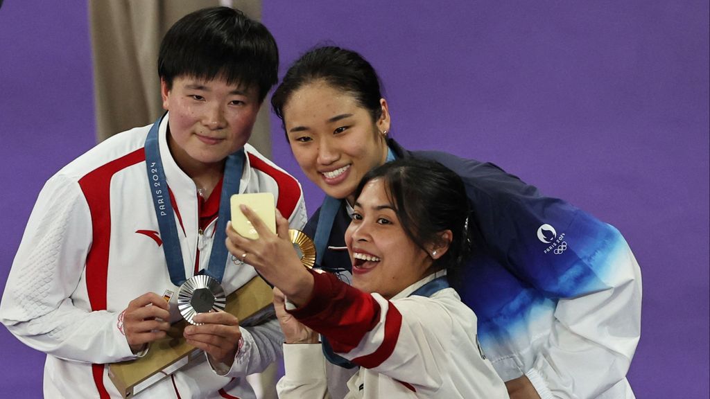 He Bing Jiao y su gesto con Carolina Marín: un pin de España en pleno podio del bádminton en París