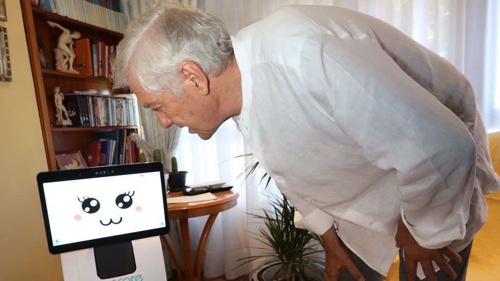 José, el vecino de Fuenlabrada que vive con el primer robot cuidador de Madrid: “Me siento más seguro”