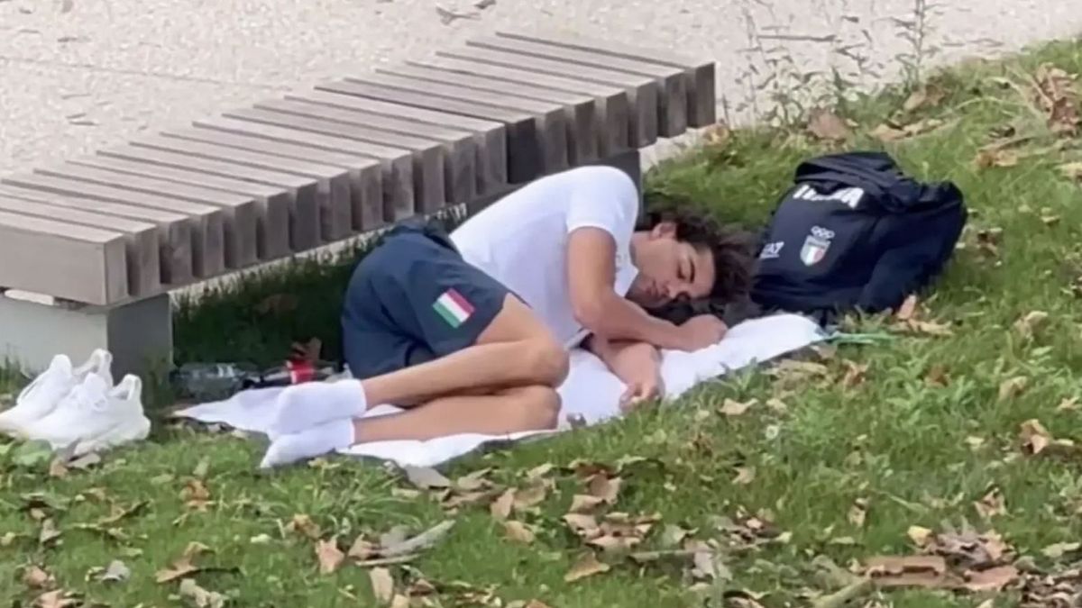 Juegos Olímpicos París 2024: la imagen de Thomas Ceccon durmiendo en un parque reaviva las quejas sobre la Villa Olímpica