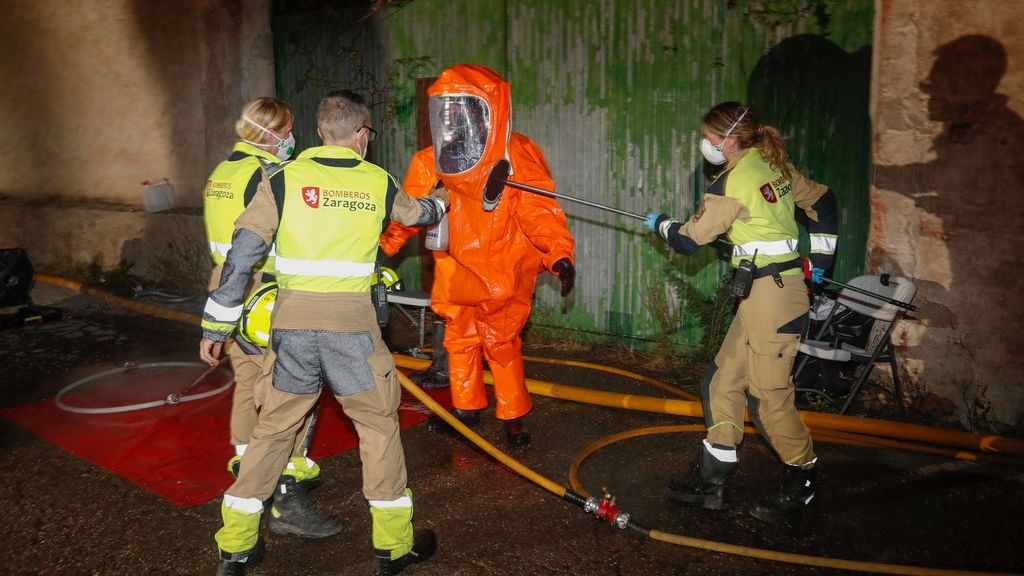 Labores de extinción del incendio en una nave de Utebo que ha provocado una nube tóxica