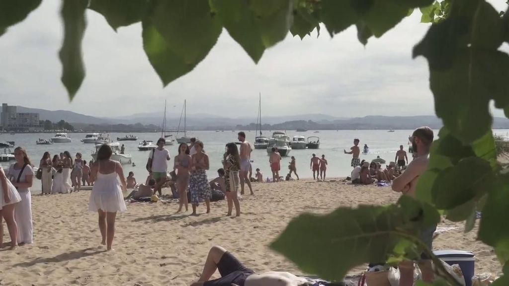 Los macrobotellones en la Playa del Puntal, Santander, dejan grandes cantidades de basura que acaban en el mar