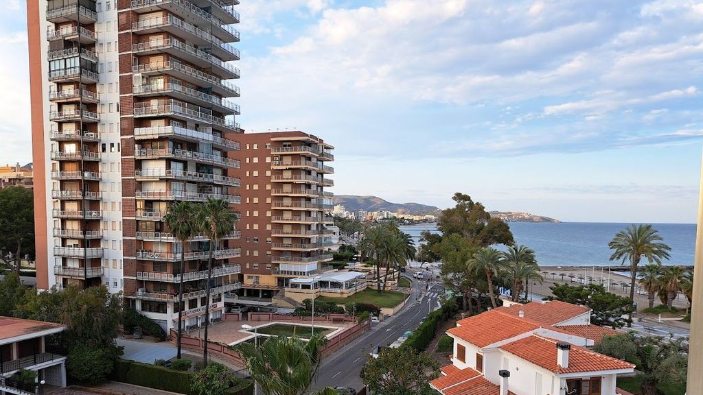 Los vecinos de la calle Ribalta en la playa del Heliópolis, Benicàssim, lograron detener a dos ladrones que fueron sorprendidos robando en una vivienda del número 4