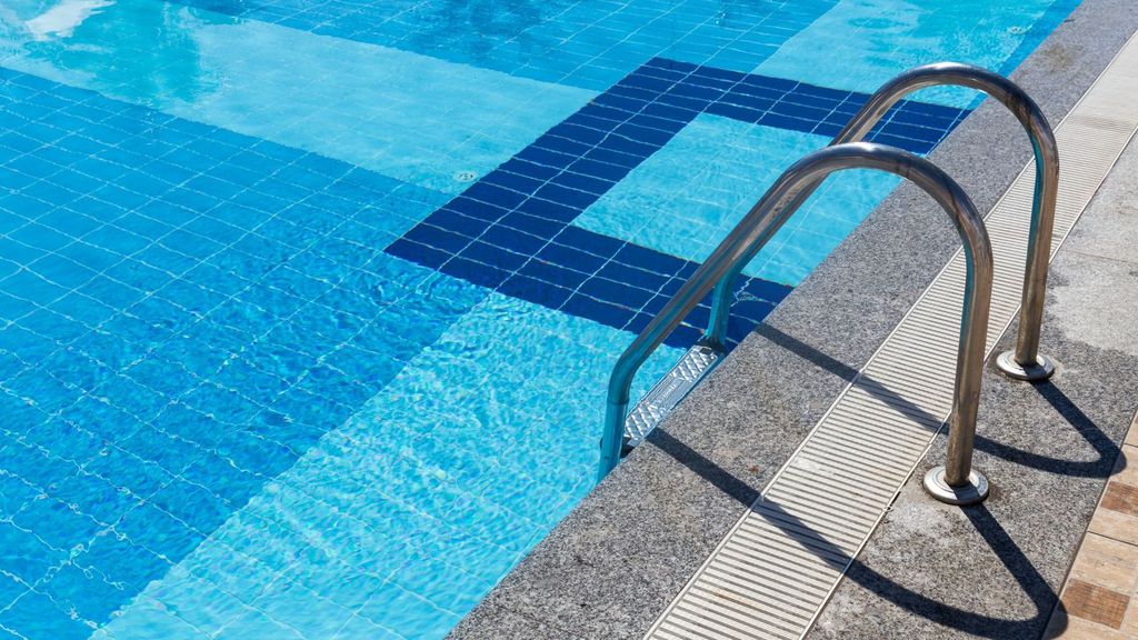 Muere un turista de 53 años mientras se bañaba en la piscina de un hotel de Castelldefels, Barcelona