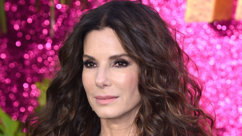 Sandra Bullock luce a sus 60 años recién cumplidos una piel con un tono unificado.