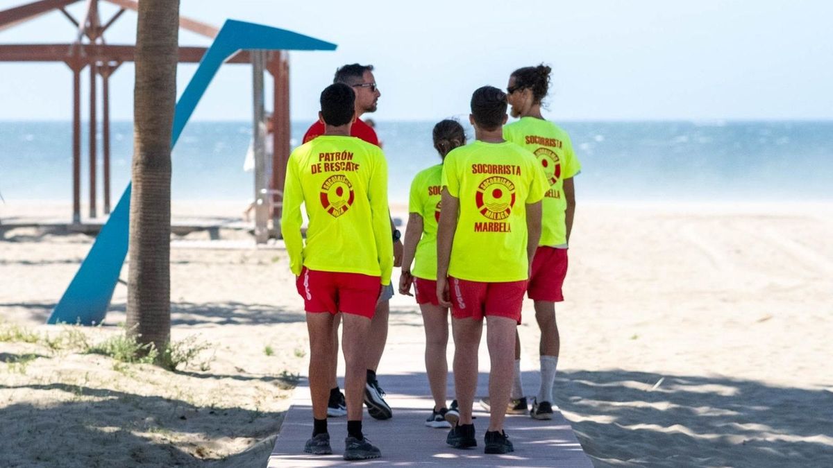 Socorristas en las playas de Marbella