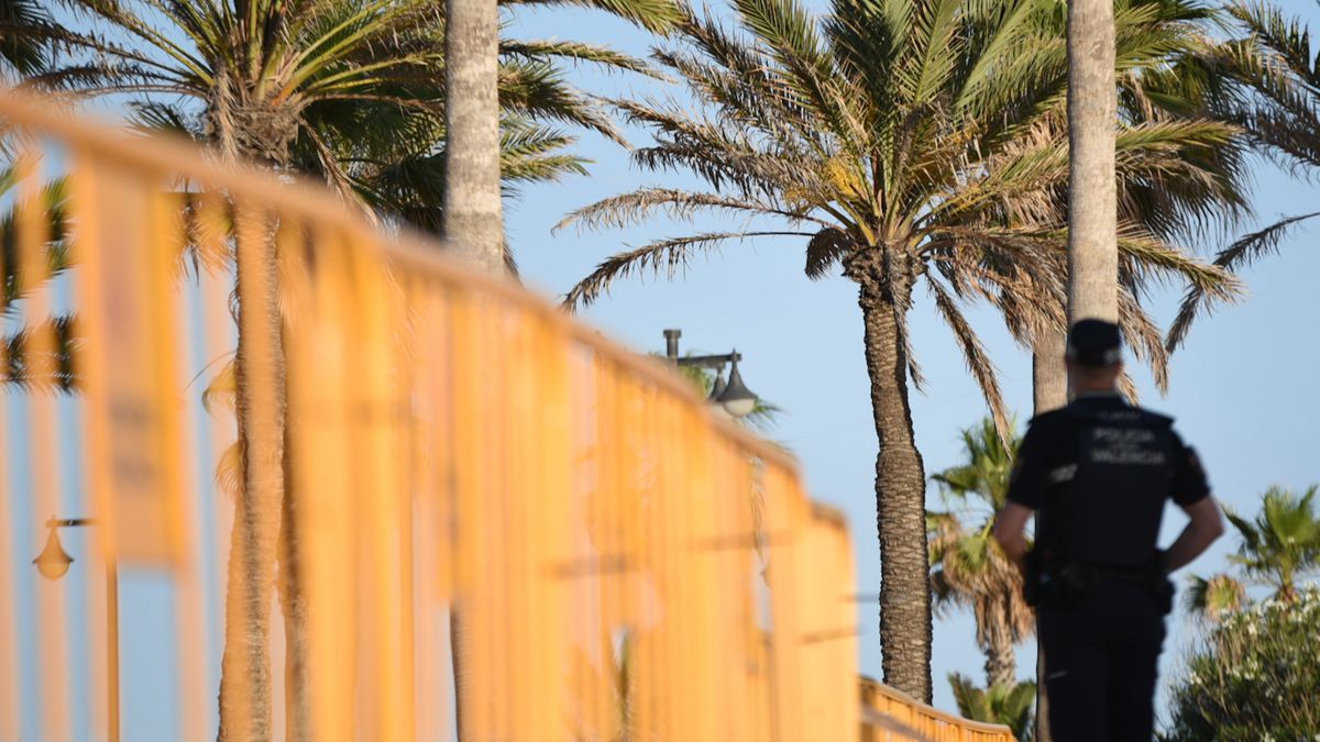 Un agente de la Policía Local de Valencia en la playa de la Malvarrosa