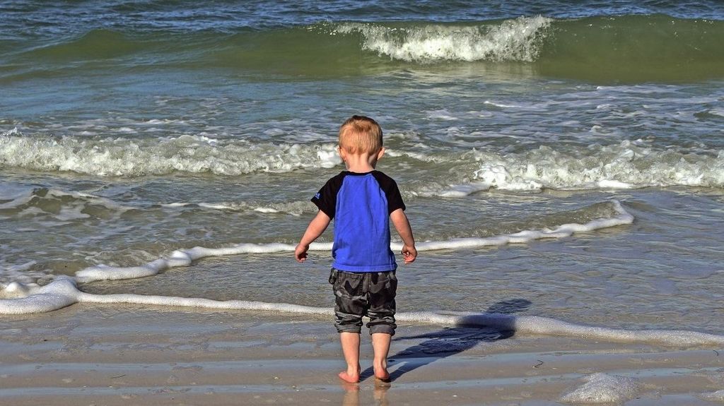 Un niño se acerca a la playa solo en Canarias.