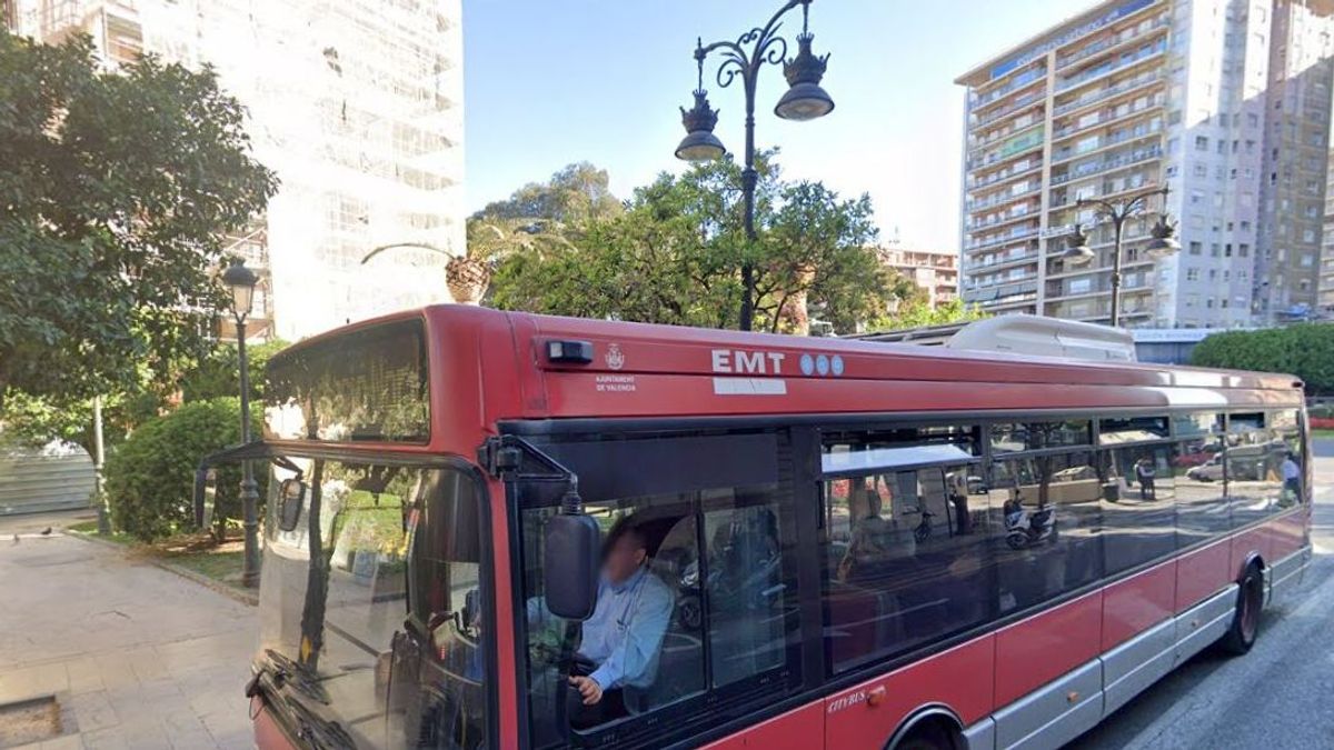 Unos turistas se olvidan a sus hijos pequeños en un autobús, se percatan y los persiguen en taxi por València