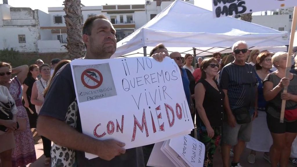 Vecinos de La Puebla del Río, Sevilla, protestan por la ineficacia de las medidas proporcionadas contra el virus del Nilo