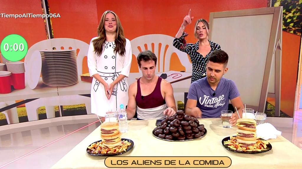 Dos influencers intentan batir uno de sus récords en directo: comerse 100 rosquillas de chocolate en menos de 6 minutos