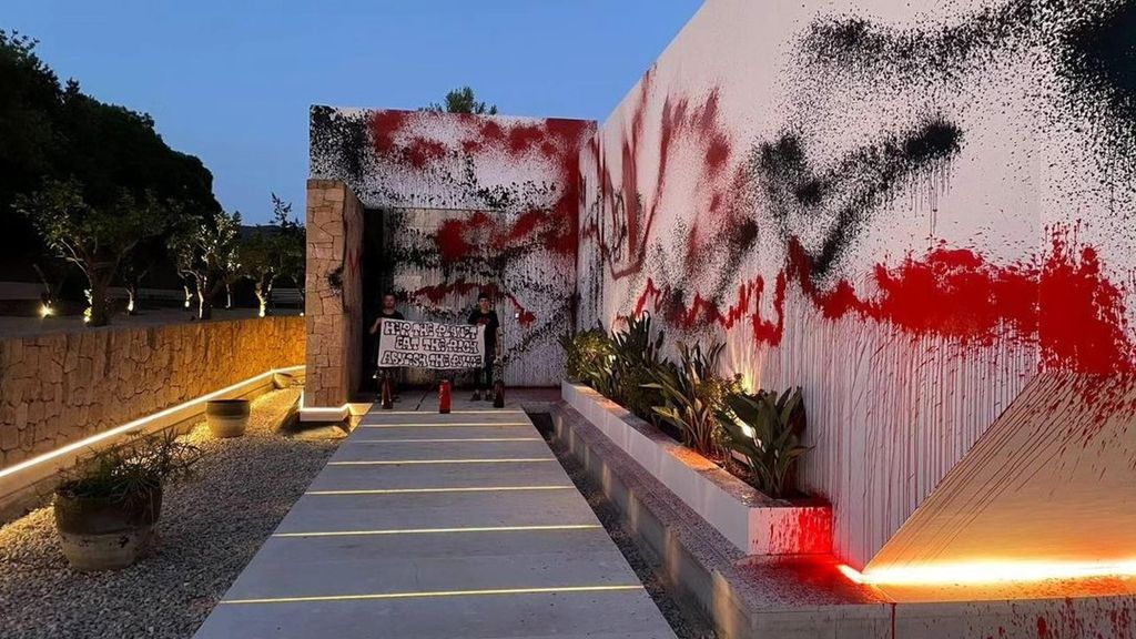 Activistas climáticos de 'Futuro Vegetal' arrojan pintura a la casa de Leo Messi en Ibiza