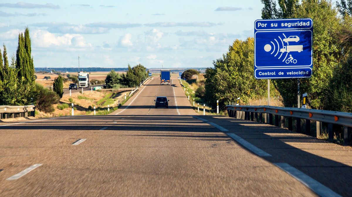 Así puedes saber si te ha 'cazado' un radar de la DGT nada más haber pasado por él