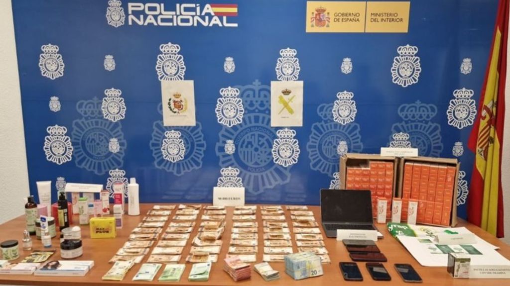 Dinero y material incautado en una operación contra la venta ilegal de pastillas adelgazantes