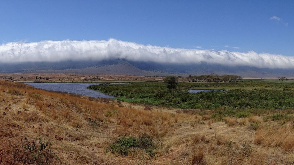 El extenso cráter volcánico de Ngorongoro, con un lago en mitad del terreno