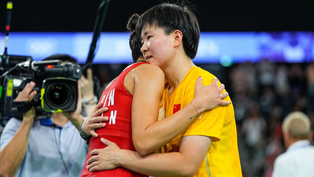 He Bing Jiao abraza a Carolina Marín tras la lesión de la española